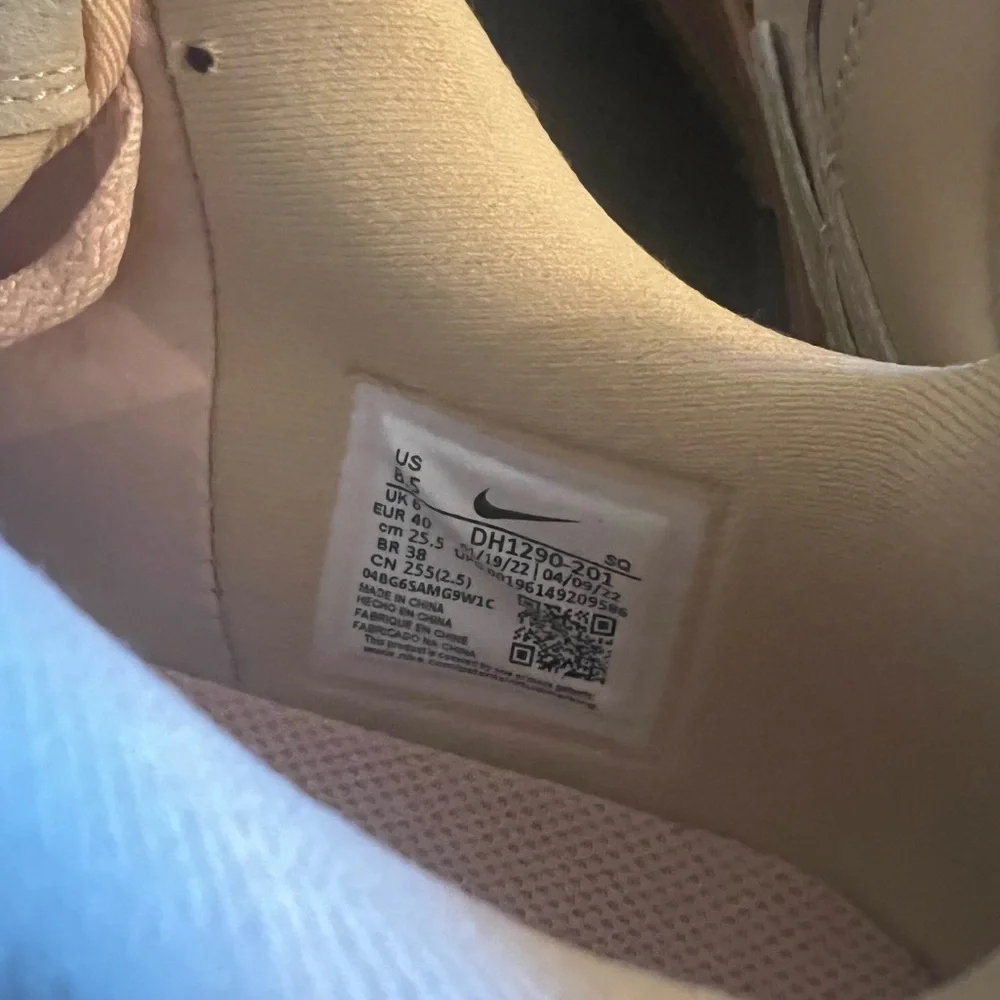 Nike Men’s Low-Top Sneakers in Cream with Gum Sole